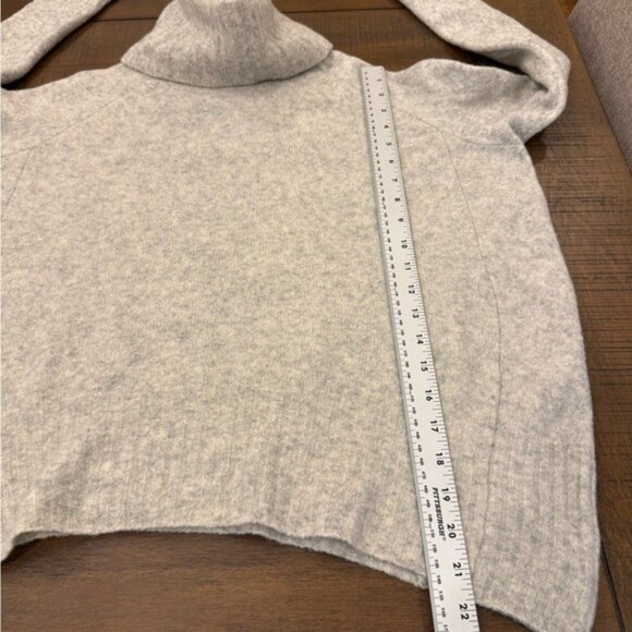 Aritzia Community Sweater Wool Yak Turtleneck Oversized Neutral Gray Size XS - Picture 11 of 12